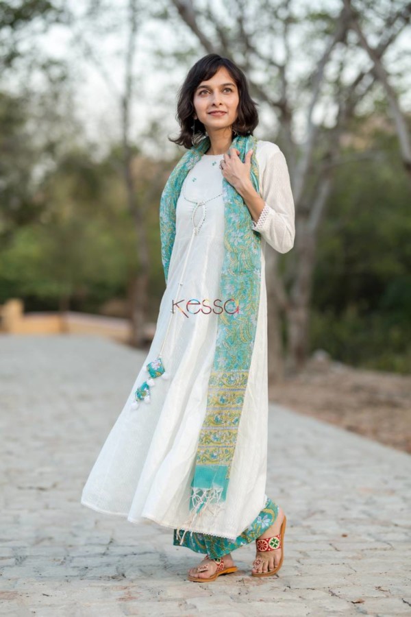 Image for White Kurta With Green Pants And Dupatta Side