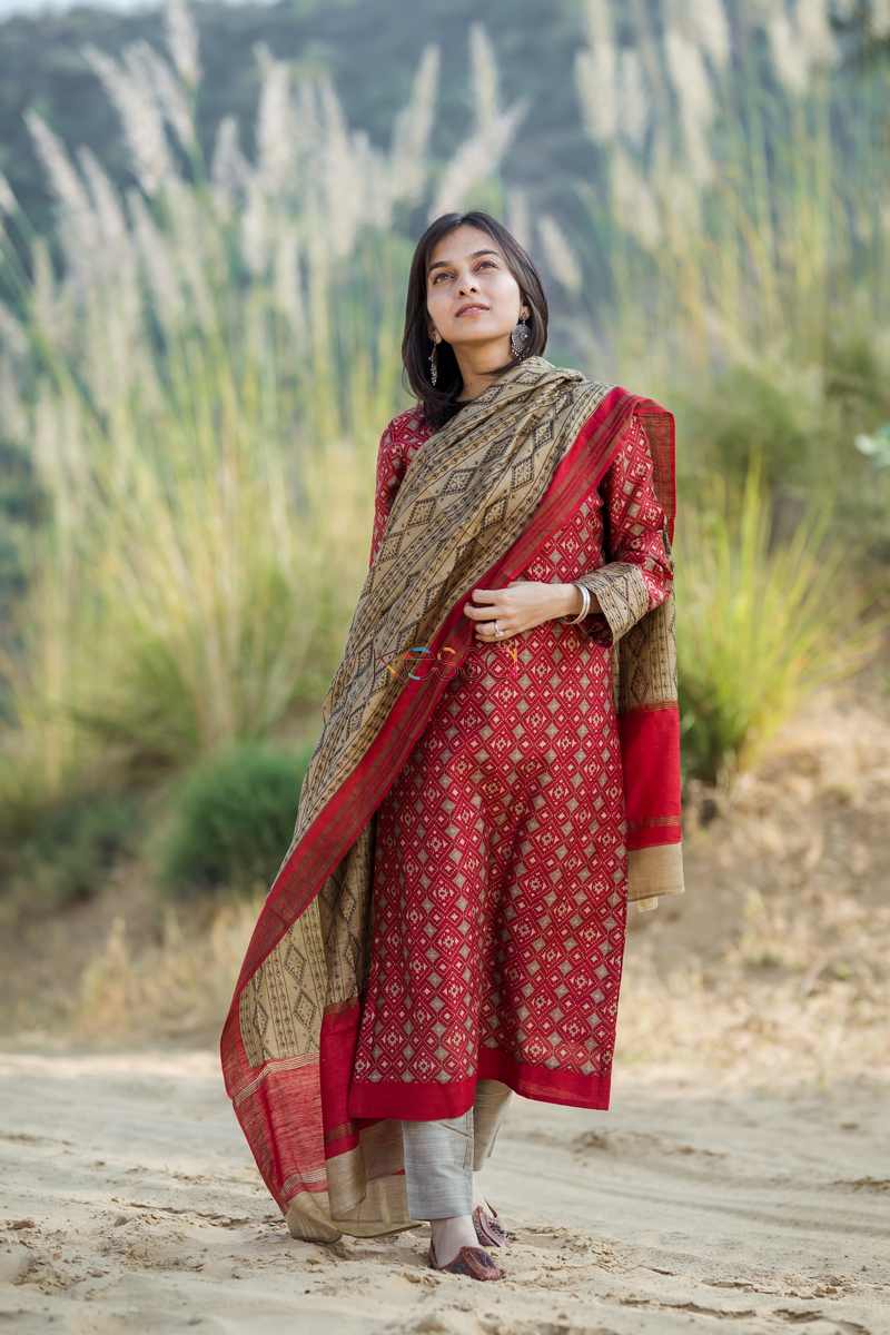 Buy Red Chanderi Silk Kurta with Silk Pants and Organza Dupatta Set of 3  Online at Jayporecom