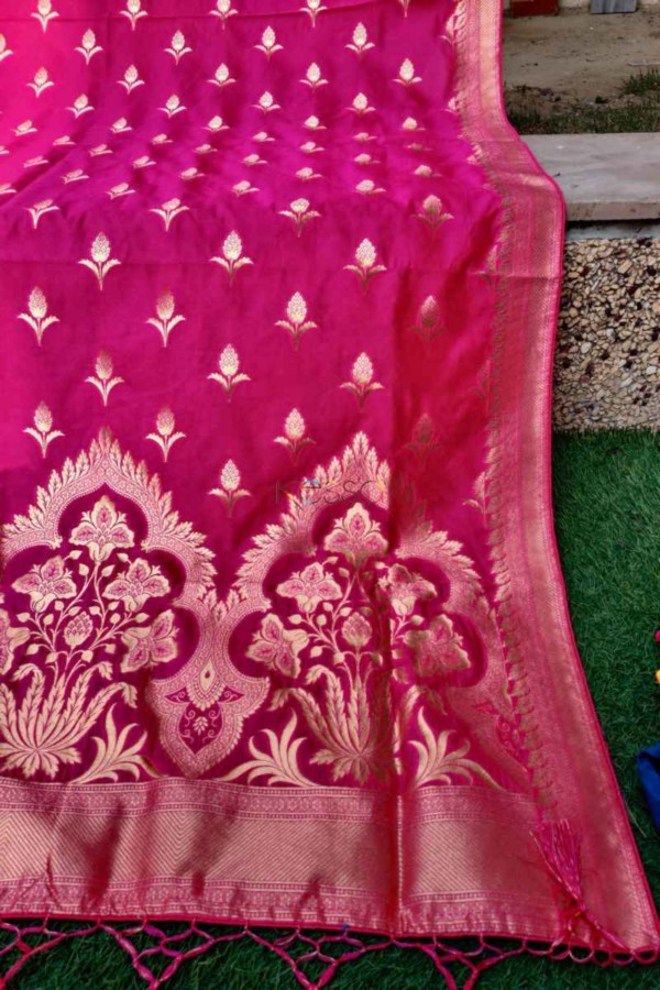 Image for Kessa Kudu63 Crimson Pink Banarsi Jaal Dupatta Closeup 2