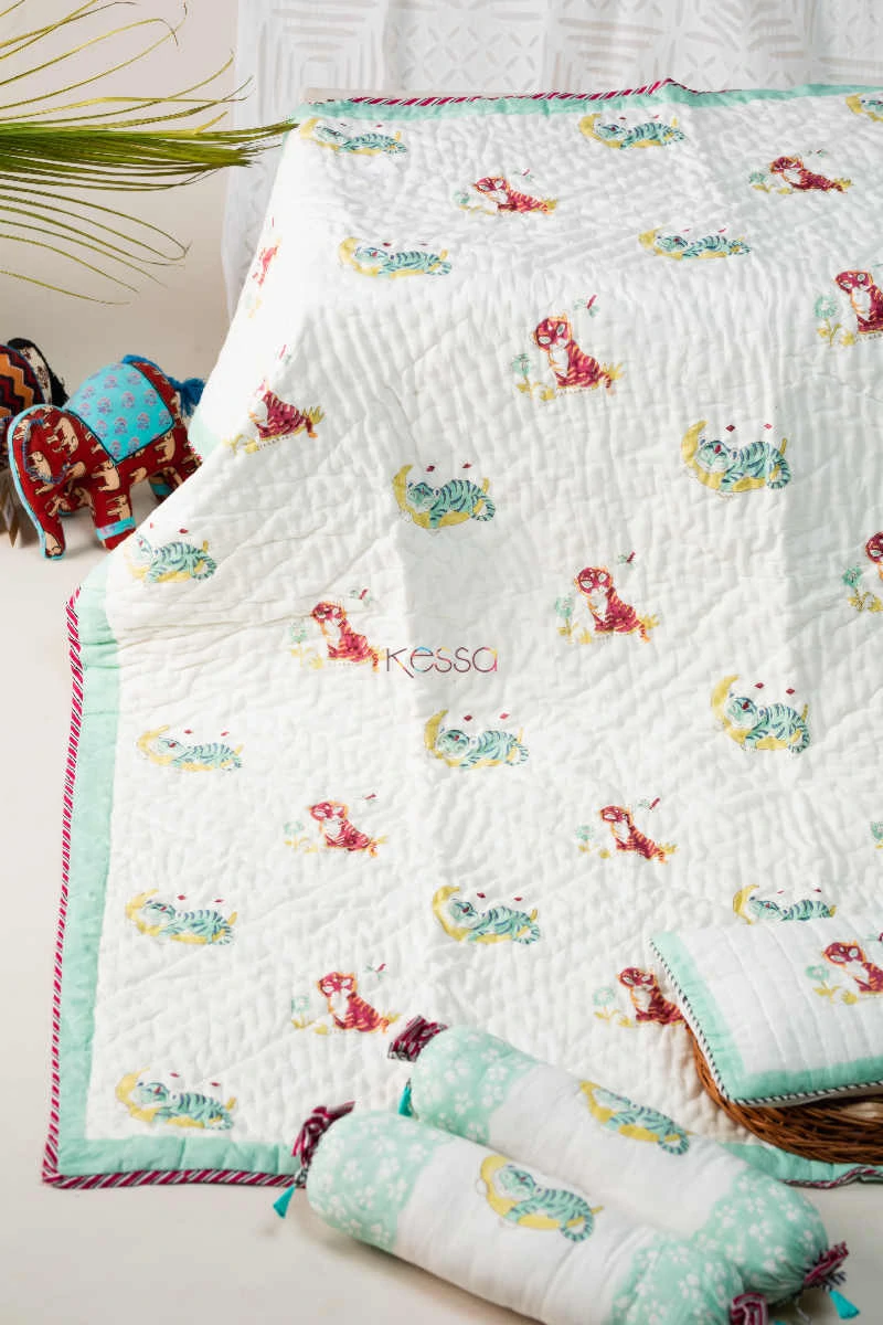 Buy Stunning KAQ215 Cat Print Baby Quilt Online | Kessa