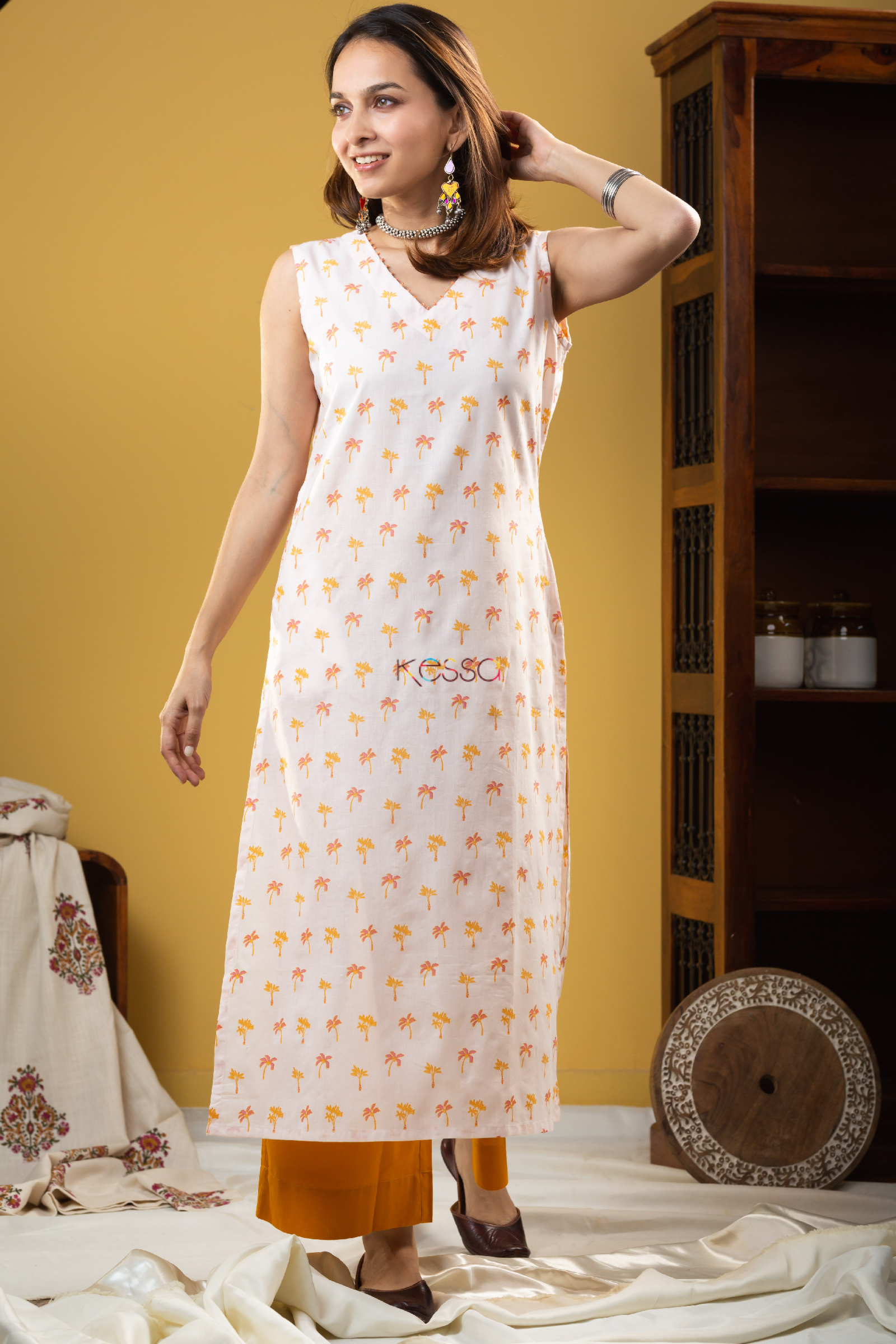 Buy Wahe-NOOR Women Multi Geometric Printed Straight Sleeveless Kurta With  V-Neck Online at Best Price | Distacart